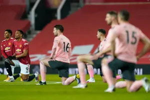 Cầu thủ trong mùa giải này quỳ gối trước trận để phản đối tình trạng lạm dụng phân biệt đối xử.