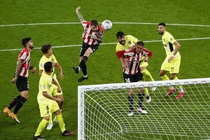 Inigo Martinez đánh đầu ghi bàn thắng muộn giúp Bilbao đánh bại Atletico.