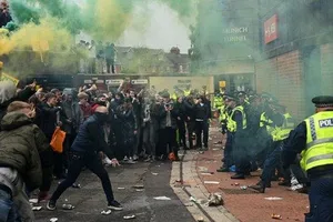 Người hâm mộ đã va chạm với cảnh sát bên ngoài sân.