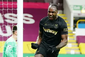 Michail Antonio giúp West Ham tiếp tục cuộc săn tìm suất dự Champions League. Ảnh: Getty Images