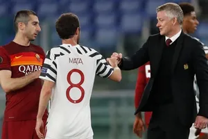 HLV Ole Gunnar Solskjaer sau niềm vui vào chung kết là sự bức bối vì lịch thi đấu trong nước. Ảnh: Getty Images