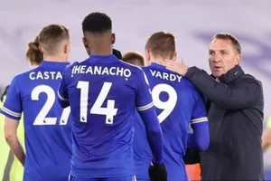 HLV Brendan Rodgers trấn an học trò sau trận thua sốc Newcastle. Ảnh: Getty Images