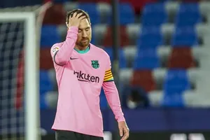 Những bàn thắng của Lionel Messi không thể bù đắp cho sai lầm phòng ngự. Ảnh: Getty Images