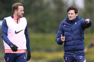 HLV Ryan Mason và trải nghiệm chỉ đạo những cầu thủ lớn như Harry Kane. Ảnh: Getty Images