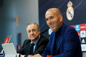 Chủ tịch Florentino Perez sẽ cố thuyết phục Zinedine Zidane ở lại. Ảnh: Getty Images