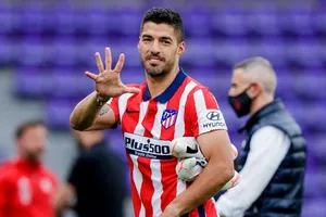 Luis Suarez ra dấu về số lần anh vô địch trong 7 năm gần nhất. Ảnh: Getty Images