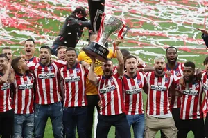 Luis Suarez xác nhận ở lại Atletico Madrid để bảo vệ danh hiệu vào mùa giải tới.