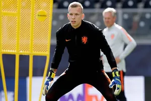 Thủ thành Marco Bizot được điền tên thay thế từ trong danh sách dự phòng. 