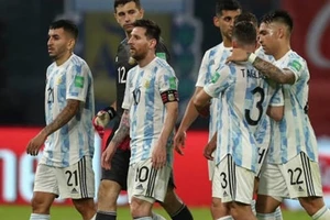 Lionel Messi và đồng đội thất vọng khi hòa 1-1 trên sân nhà.