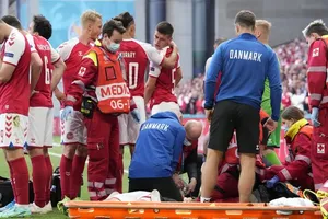 Đội ngũ y tế của tuyển Đan Mạch đã thành công giành lại sự sống của Christian Eriksen.