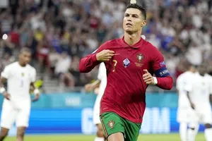 Cristiano Ronaldo đi vào lịch sử bóng đá thế giới khi cân bằng kỷ lục 109 bàn. 