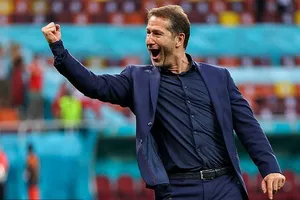 HLV Franco Foda phấn khích khi cùng tuyển Áo vượt qua vòng bảng. Ảnh: Getty Images