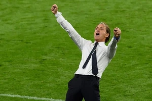 HLV Roberto Mancini phấn khích sau chiến thắng.