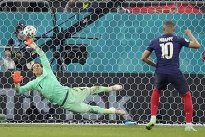 Thủ thành Yann Sommer cản cú sút phạt đền quyết định của Kylian Mbappe.