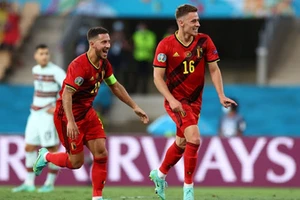 Anh em nhà Hazard mừng bàn thắng quyết định vào lưới Bồ Đào Nha. Ảnh: Getty Images