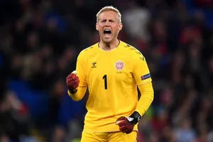 Kasper Schmeichel cũng đang chơi một kỳ Euro tuyệt vời chẳng kém cha anh Peter.