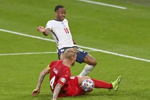 Raheem Sterling gây áp lực lớn khiến Simon Kjaer đưa vào lưới nhà.