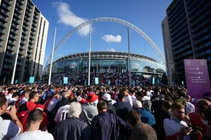 Biển người đổ về sân Wembley trước trận bán kết vào thứ tư.