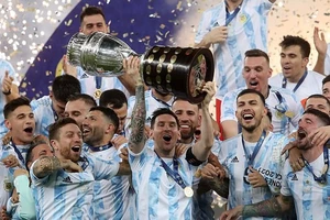 Lionel Messi lần đầu được vinh dự nâng cao danh hiệu cùng đội tuyển Argentina. 