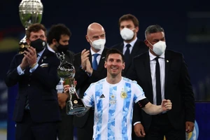 Lionel Messi hạnh phúc với danh hiệu lớn đầu tiên cùng tuyển Argentina.