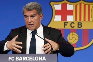 Chủ tịch Joan Laporta đang nỗ lực giải quyết tình hình tài chính của Barca.