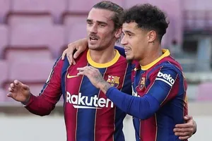 Barca sa sút mùa qua cũng vì Philippe Coutinho (trái) và Antoine Griezmann gây thất vọng lớn.
