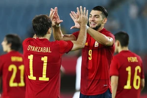 Rafa Mir (phải) đã có một trận đấu để đời giúp Tây Ban Nha ngược dòng thắng khó tin.