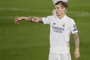 Toni Kroos vắng mặt dài hạn đang đẩy Real Madrid vào tình huống khó khăn.