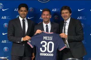 Lionel Messi chính thức ra mắt với tư cách cầu thủ PSG.