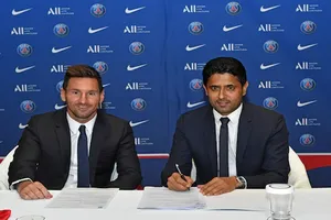 Nasser Al-Khelaifi và Lionel Messi trong buổi ký kết hợp đồng.