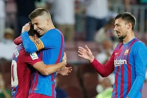 Gerard Pique hạnh phúc sau khi giúp Barca khởi đầu bằng chiến thắng. 