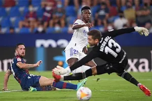 Cầu thủ dự bị Vinicius tỏa sáng giúp Real giành 1 điểm.