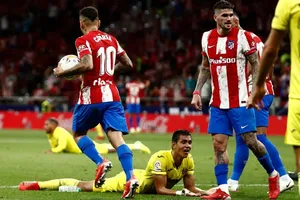 Cầu thủ Villarreal bẽ bàng sau bàn phản lưới nhà khó tin vào phút cuối.