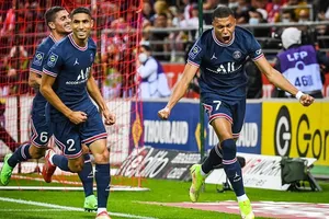 Kylian Mbappe (phải) ghi cú đúp giúp PSG thắng Reims 2-0 hôm Chủ nhật.