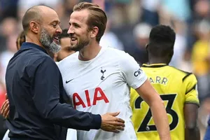 Harry Kane vẫn khá hạnh phúc khi ra sân trở lại cùng Tottenham.
