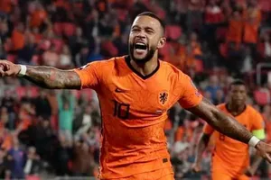 Memphis Depay tỏa sáng khi ghi 2 bàn để giúp Hà Lan đánh bại Montenegro.