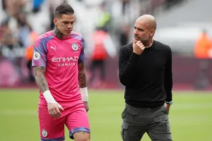 HLV Pep Guardiola bớt lo khi thủ thành số 1 Ederson có thể thi đấu tại Leicester. Ảnh: Getty Images