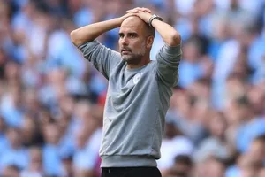 HLV Pep Guardiola tỏ rõ thất vọng khi chứng kiến trên đấu. Ảnh: Getty Images