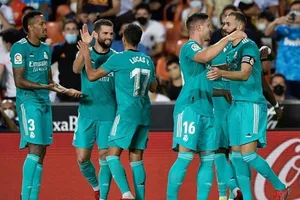 Real Madrid giành chiến thắng 2-1 nhọc nhằn tại Valencia.