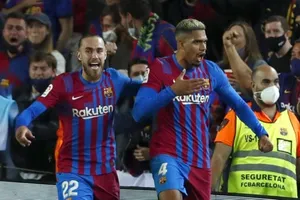 Ronald Araujo (phải) vui mừng sau khi “giải cứu” Barca khỏi thất bại.