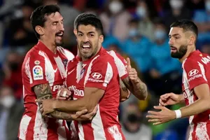 Luis Suarez tiếp tục chứng tỏ vai trò quan trọng bằng các bàn thắng. 