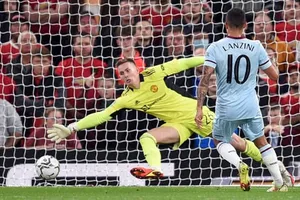 Manuel Lanzini hạ gục thủ môn Dean Henderson ghi bàn duy nhất cho West Ham. 