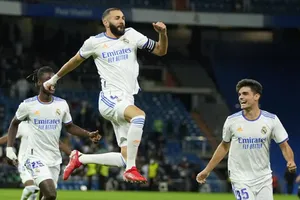 Karim Benzema trở thành chân sút thứ 4 của Real chạm cột mốc 200 bàn tại La Liga.