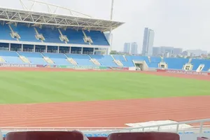 Mặt sân cỏ hiện tại của SVĐ Quốc gia Mỹ Đình. Ảnh: B.H