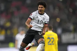 Serge Gnabry mừng bàn thắng gỡ hòa quan trọng.