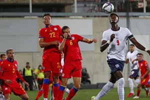 Tammy Abraham thoải mái kiểm soát bóng trước hàng thủ Andorra.