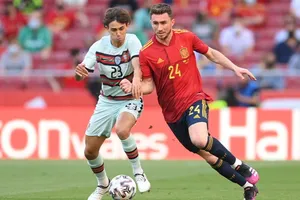 Aymeric Laporte (phải) nhanh chóng trở thành thủ lĩnh mới ở hàng thủ La Roja.