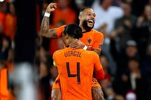Memphis Depay tỏa sáng rực rỡ giúp Hà Lan vùi dập đội khách tí hon Gibraltar.