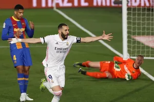 Karim Benzema ghi bàn trong trận Siêu kinh điển mùa qua.