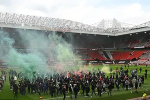 Người hâm mộ Man.United sau đó đã xông vào sân Old Trafford ở mùa qua.